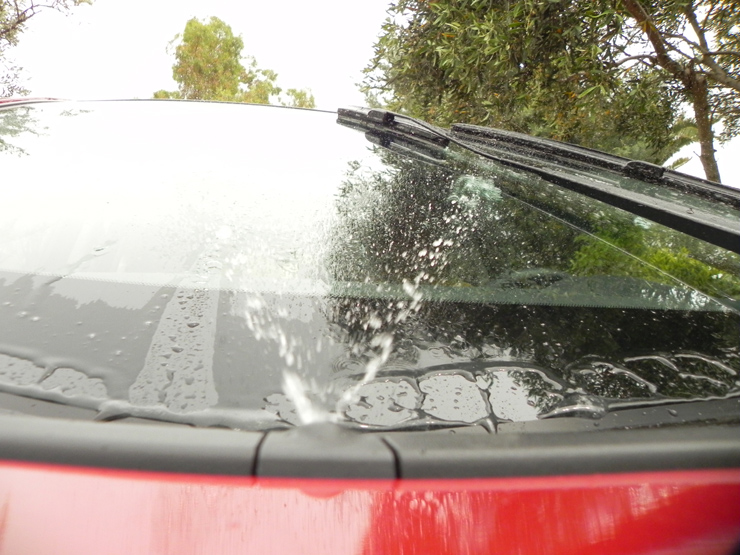 Ένα σημείο που λίγοι δίνουν έμφαση είναι οι υαλοκαθαριστήρες. Επειδή πολλές φορές οι μέρες των Χριστουγέννων μπορεί να είναι βροχερές καλό θα είναι να τους ελέγξετε και αν διαπιστώσετε ότι χρειάζονται αλλαγή να τους αντικαταστήσετε καθώς το κόστος είναι μικρό. Επίσης ελέγξτε αν το νερό πετάγεται σωστά. 