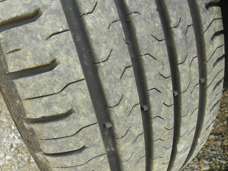 Ελέγξτε την κατάσταση των ελαστικών και φυσικά την πίεση του αέρα. Έχει να κάνει τόσο με την ασφάλειά σας όσο και με την οικονομία καυσίμου.