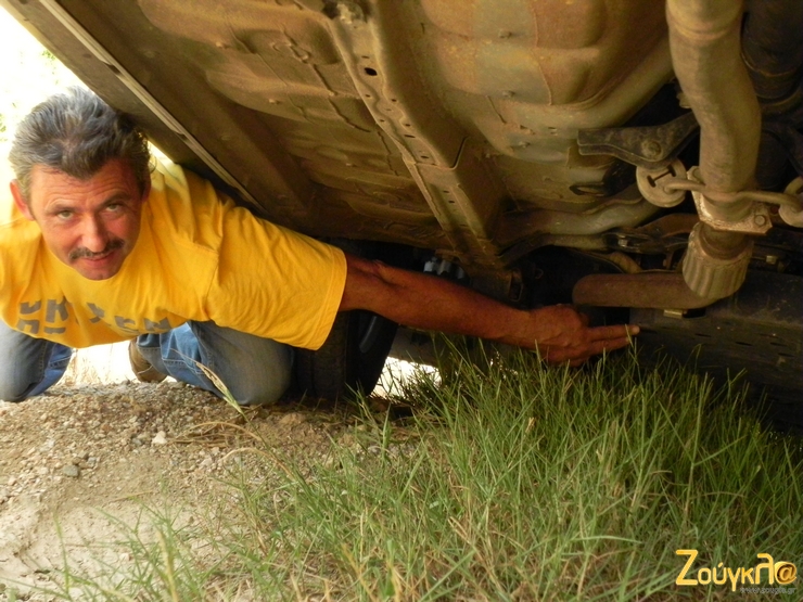 Είπαμε... Ο Στέφανος Ατταρτ είναι για extreme πράγματα. Ακόμα και κάτω από αυτοκίνητα τον βάλαμε!!!!