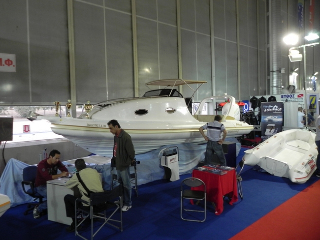 Στο ναυτικό σαλόνι θα δείτε και μεγάλα καμπινάτα σκάφη...