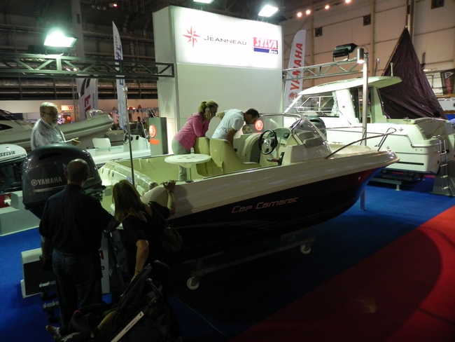 Το Jeanneau Cap Camarat διαθέτει καμπίνα, έχει μήκος 5.5 μέτρα και κοστίζει με κινητήρα Yamaha F100 23.000 ευρώ..