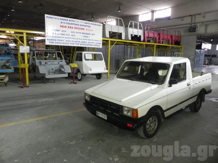 H προηγούμενη γενιά Pony με φόντο οχήματα που έχει κατασκευάσει η εταιρεία στο παρελθόν