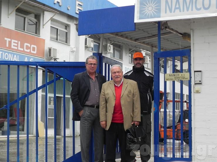 O Πέτρος Κοντογούρης (μέση) με τον εκτελεστικό αντιπρόεδρο Νικόλαο Ρούσση και έναν συνεργάτη του στην είσοδο του εργοστασίου