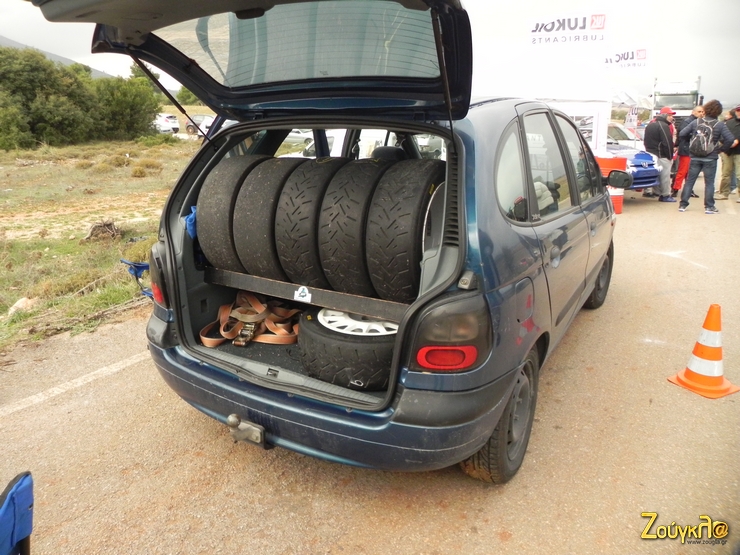 Σκυλί το Renault... Χωρά τα πάντα!