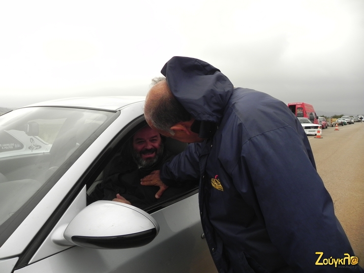 Ο πρόεδρος της Ομοσπονδίας Μηχανοκίνητου Αθλητισμού Δημήτρης Μιχελακάκης μαζί με τον Μάριο Ηλιόπουλο