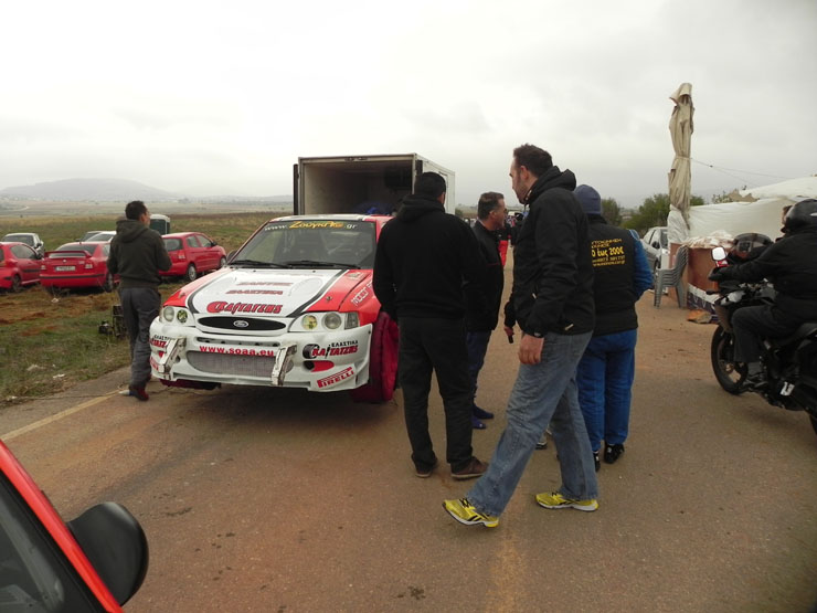 Δεν γίνεται να περάσεις δίπλα από το αυτοκίνητο και να μην το κοιτάξεις...