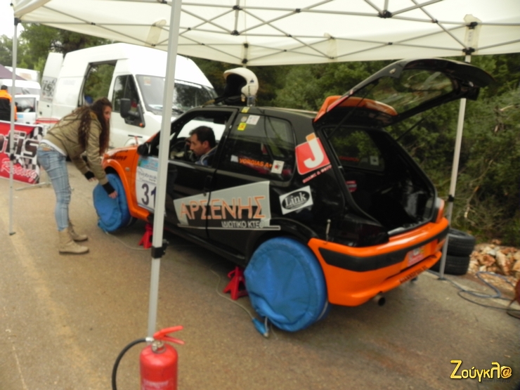 Αυτός είναι ο σωστός άντρας. Βάζει τη γυναίκα του να ελέγεχει τα λάστιχα!!!