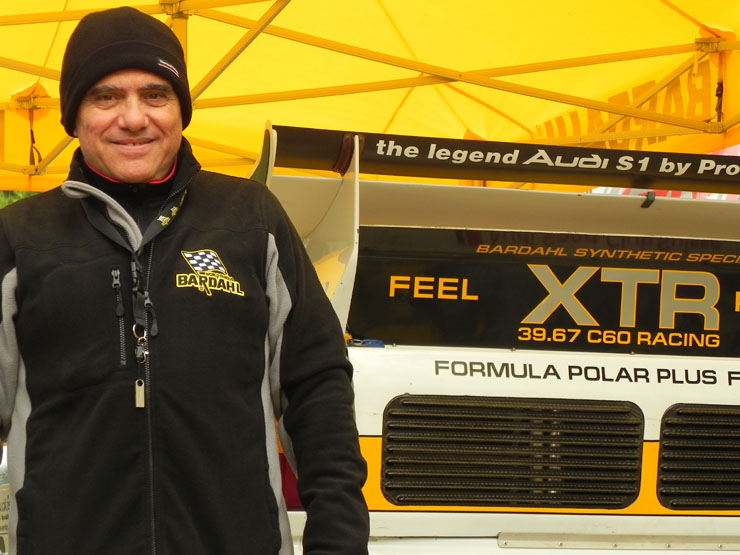 Ο Παναγιώτης Καρούζος, μετρ των αγωνιστικών ελαστικών πόζαρε δίπλα από το τέρας!!!