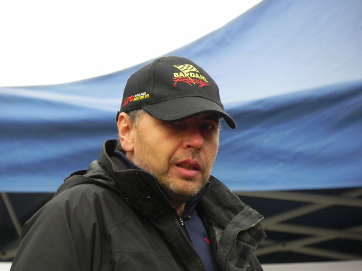Ο Βούλγαρος οδηγός αγώνων Zlatkov Nikolay. Εννοείται με το καπέλο του χορηγού του...