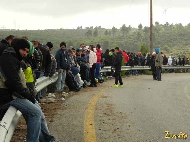 Ο λαός περιμένει..