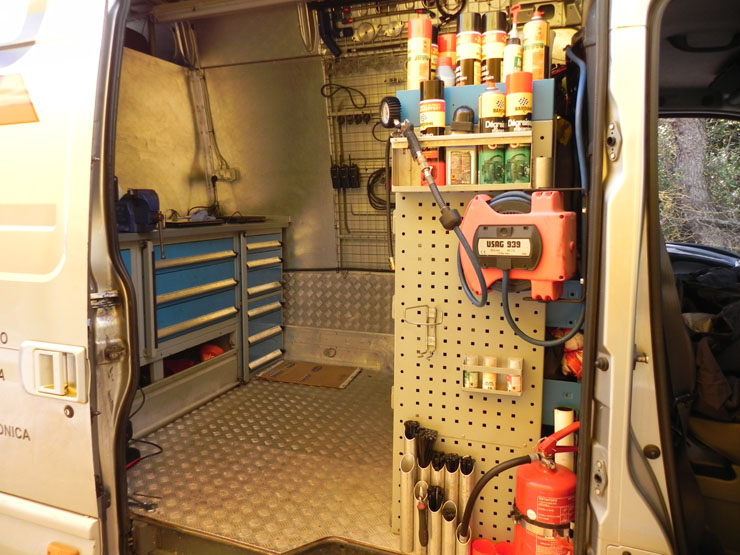 Εικόνα από το φορτηγό με τα εργαλεία...