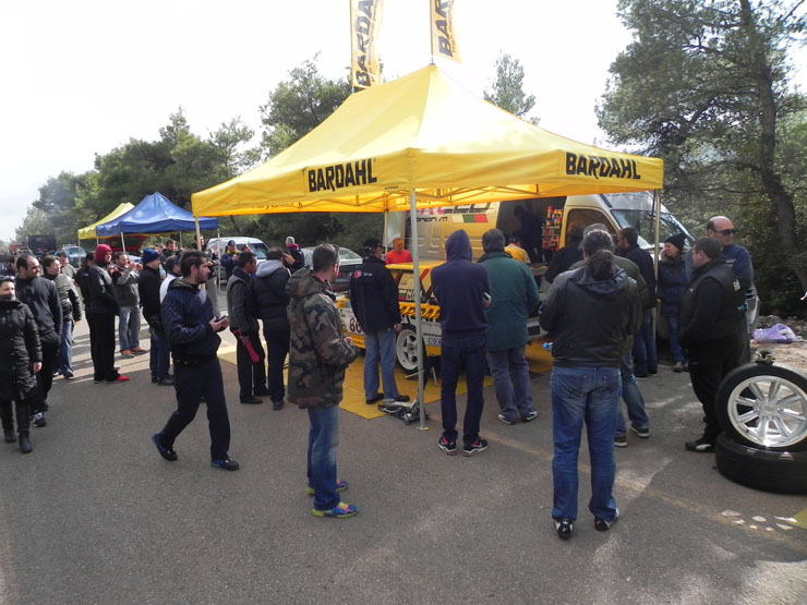 Κόσμος δεξιά, αριστερά, μόνο πίσω από το φορτηγό δεν είχε!!!