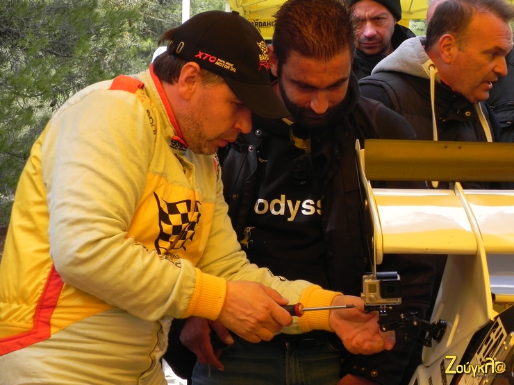 Ο Βούλγαρος οδηγός τοποθετεί την κάμερα πάνω στο.. εργαλείο