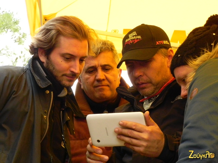 Ο Nikolay Zlatkov δείχνει το ανέβασμα στον Δημήτρη (αριστερά) και Βασίλη Κύρκο