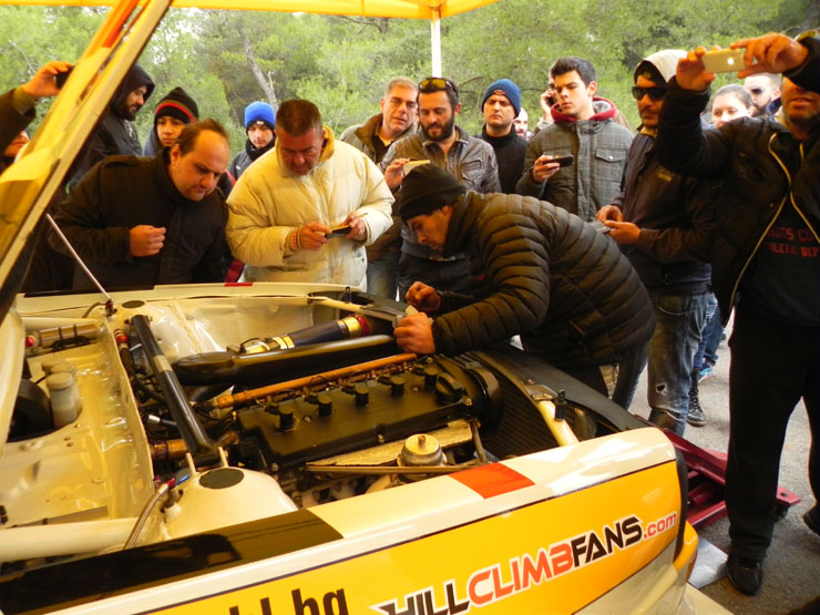 Δείτε πόσους βοηθούς είχε ο μηχανικός!!!