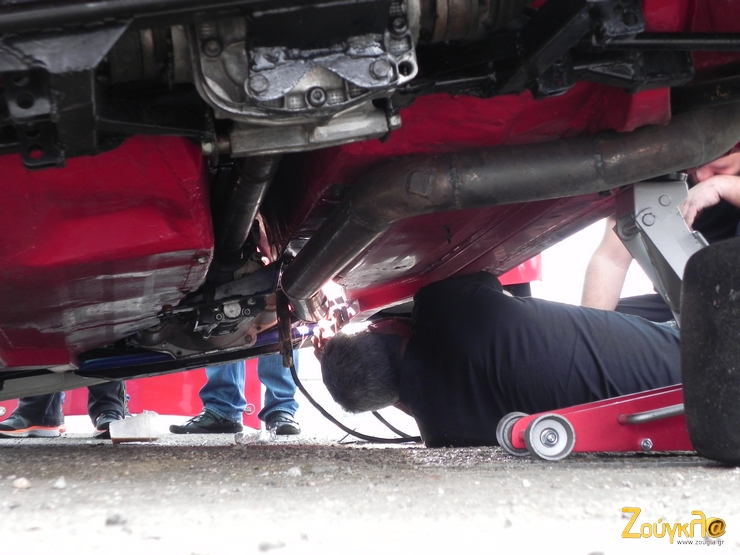 Σκληρή δουλειά κάτω από το αυτοκίνητο...