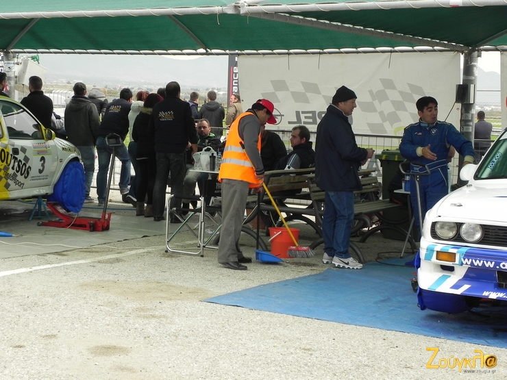 Για να πούμε την αλήθεια δεν μας έχει τύχει να δούμε υπάλληλο καθαριότητας την ώρα του αγώνα!!!