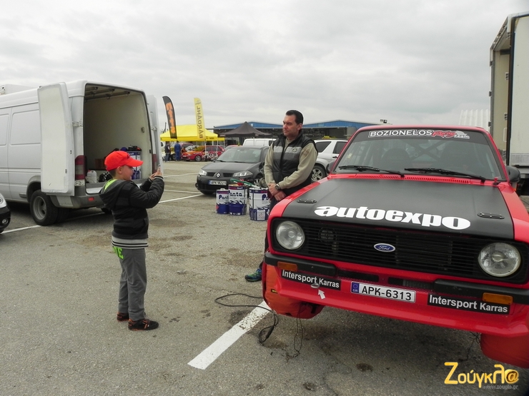 Εδώ ο γιος βγάζει φωτογραφία τον μπαμπά!!!!