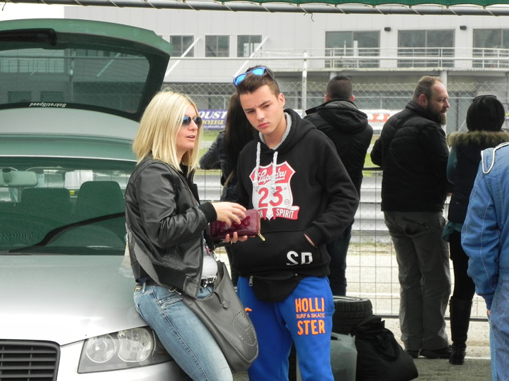 Με τέτοια μητέρα αλλά και πατέρα το μήλο (ο γιος) μάλλον κάτω από τη μηλιά θα πέσει...