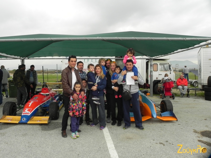 Εδώ γίνεται του... Νίκα. Ο γνωστός οδηγός είπε να επισκεφτεί την πίστα με την οικογένεια και τους φίλους του...