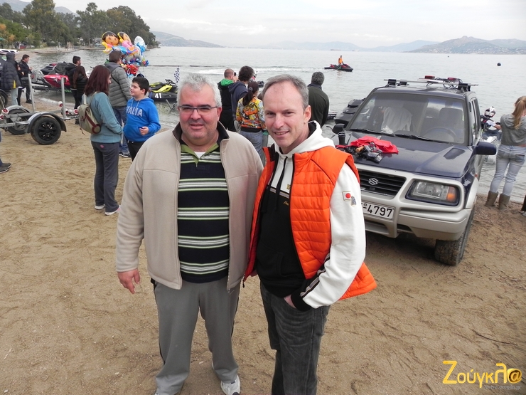 Ο πρόεδρος της Porsche (δεξιά), Σωτήρης Χατζίκος παρακολουθεί με τον Γιάννη Μουστάκη (Μοτοδυναμική) αγώνα Jet Ski... Φυσικά δεν ξέφυγε από την κάμερα του zougla.gr