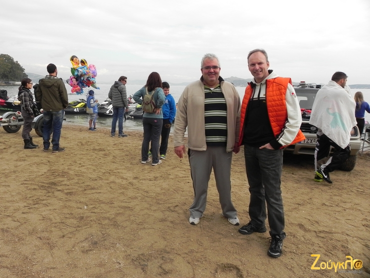 Ο Σωτήρης Χατζίκος (πρόεδρος στην Μοτοδυναμική - δεξιά)) και ο Γιάννης Μουστάκης (τεχνικός διευθυντής μηχανών θαλάσσης Yamaha) ήταν στον αγώνα...