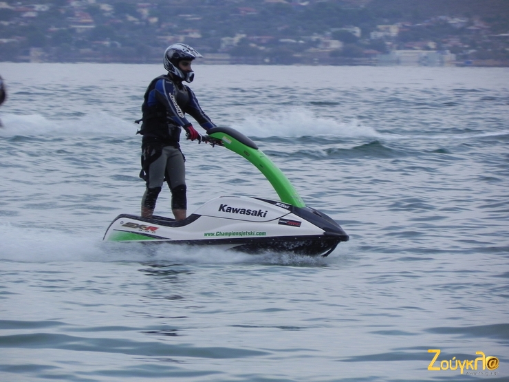 Απόλαυση η οδήγηση ενός όρθιου Jet ski...