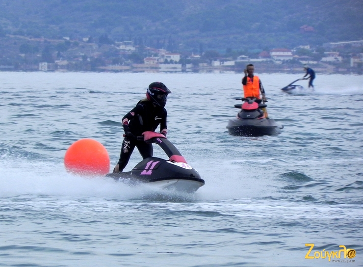To συγκεκριμένο Jet Ski το καβαλά γυναίκα!!!