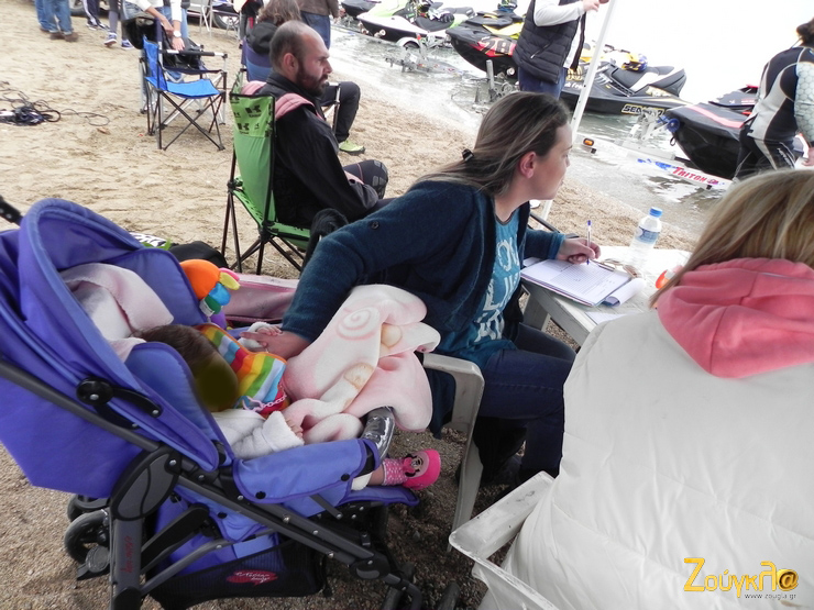 Αυτή είναι μάνα... Από τη μία γράφει γύρους και από την άλλη κοιμίζει τη... μπουμπού!!!