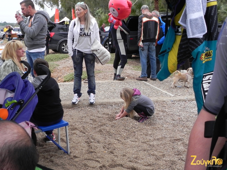 Τα παιδιά βρήκαν την ευκαιρία να παίξουν με τα χώματα