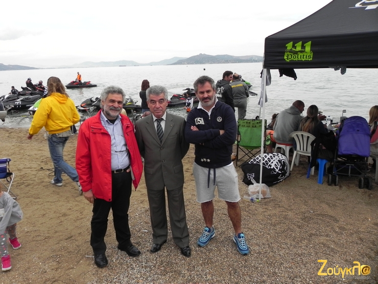 Ο Δήμαρχος Μεγάρων Γρηγόρης Σταμούλης (μέση), μαζί με τους Δημοσθένη Λιώτα (πρόεδρο δημοτικής κοινότητας Νέας Περάμου) και Κώστα Ζωγράφο (δεξιά), πρόεδρο της Ελληνικής Λέσχης Ταχυπλοίας