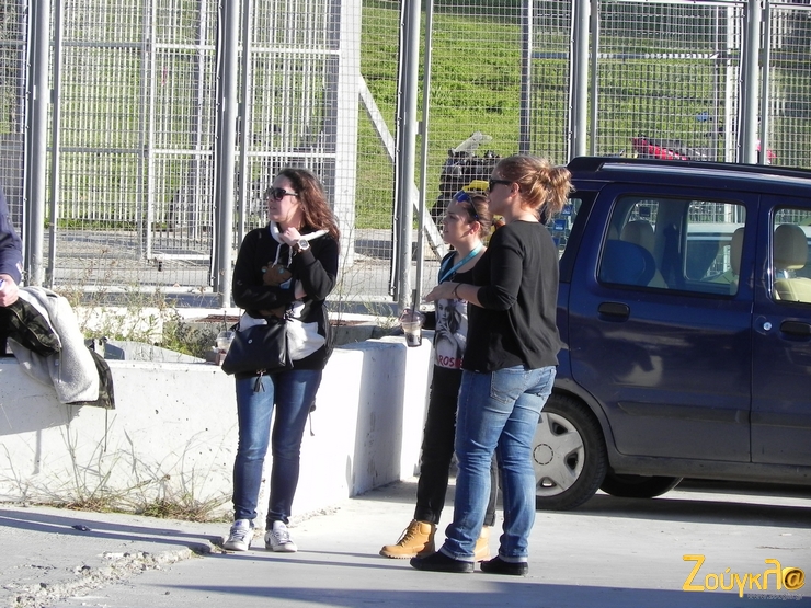 Αρκετές γυναίκες στο χώρο του service park