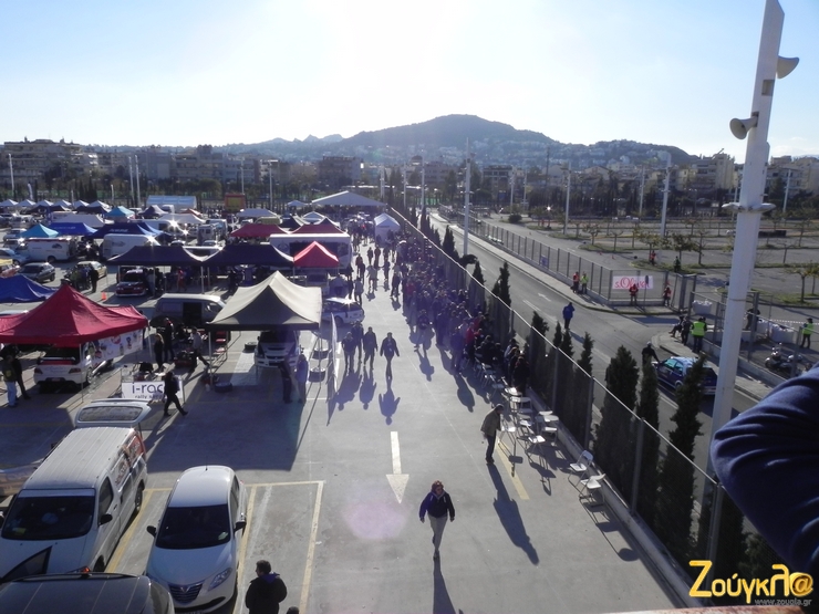 Κάποιοι προσπαθούσαν πίσω από τα κάγκελα να δουν λίγο... αγώνα!