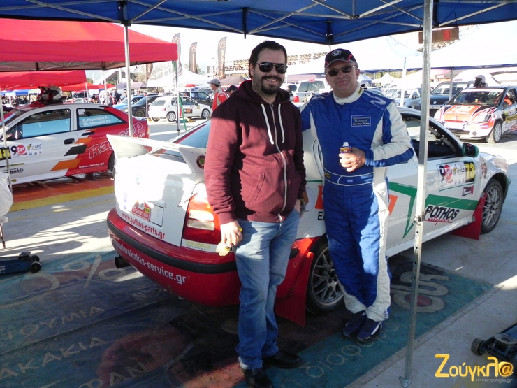 Ο δημοσιογράφος Στάθης Πετρόπουλος (αριστερά) δεν έχασε την ευκαιρία για μία φωτογραφία με τον Χρήστο Θεοδωρακάκη