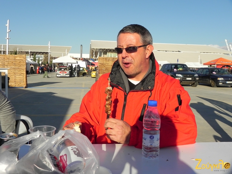 Ο Λεωνίδας Μαχαίρας αφού δεν έτρεχε είπε να κάνει αγώνα... σουβλακομαχίας!!!!