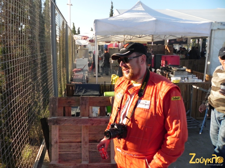 Οδηγός, φωτογράφος ή... έτοιμος για να γευτεί τα μυρωδάτα σουβλάκια?