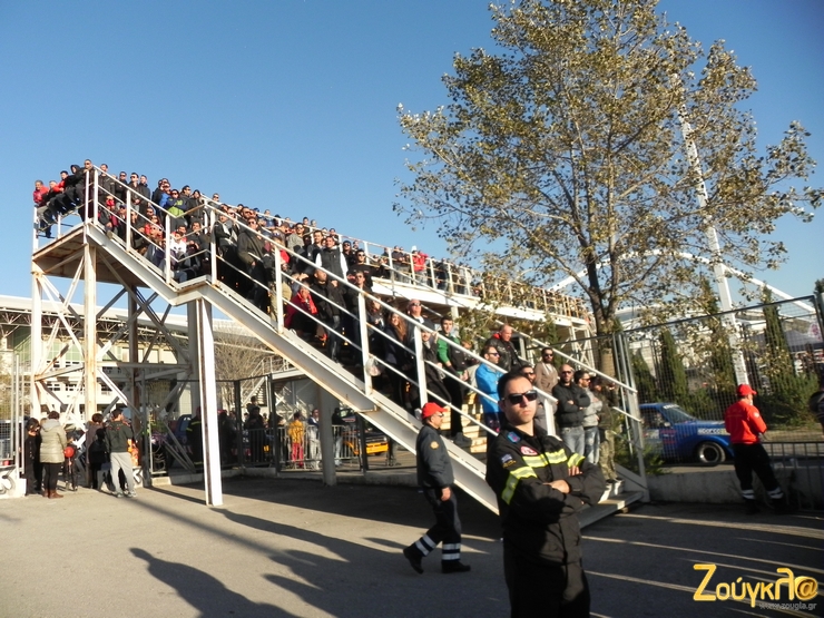 Κερκίδα θεατών που έχουν πληρώσει!!!!