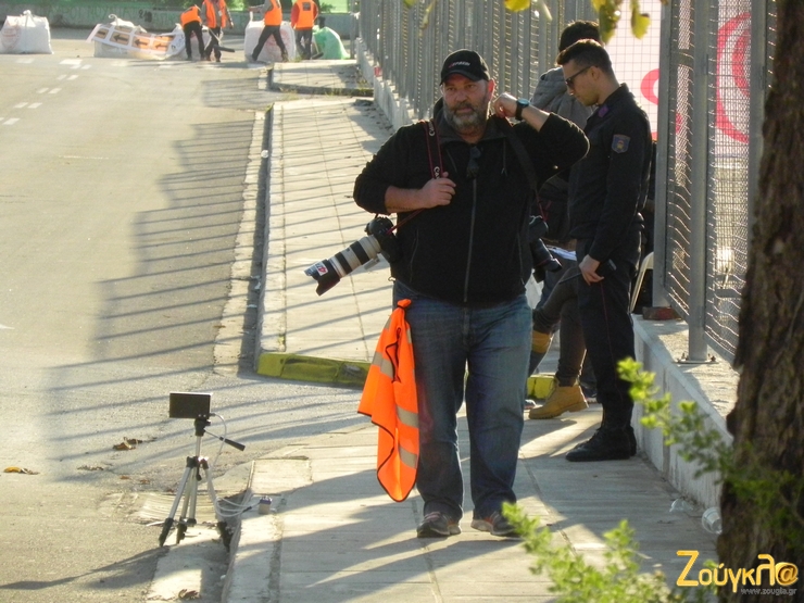 Σα να πηγαίνει στον πόλεμο αλλά με φωτογραφικές!!!!