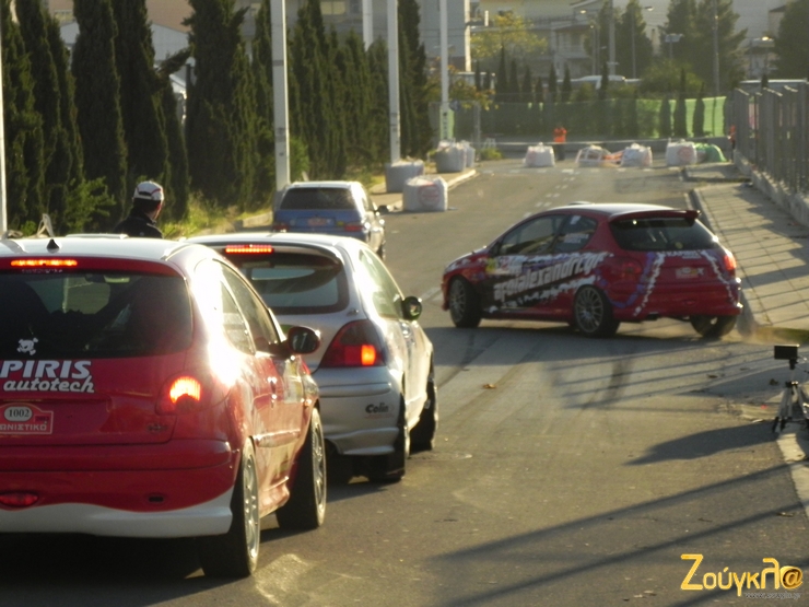 Άλλοι τρέχουν, άλλοι περιμένουν στη σειρά!