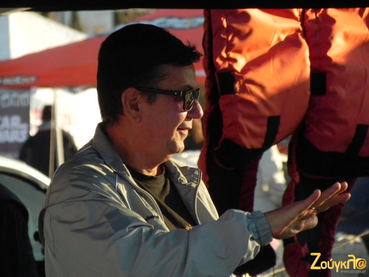 Ο mr xwmatinos (Κώστας Βασιλογιάννης) δείχνει σε κάποιον ότι.. έφαγε τέσσερα;