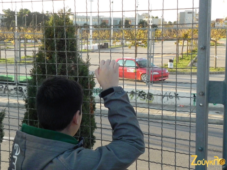 Όταν μεγαλώσω θα γίνω και εγώ οδηγός αγώνων...