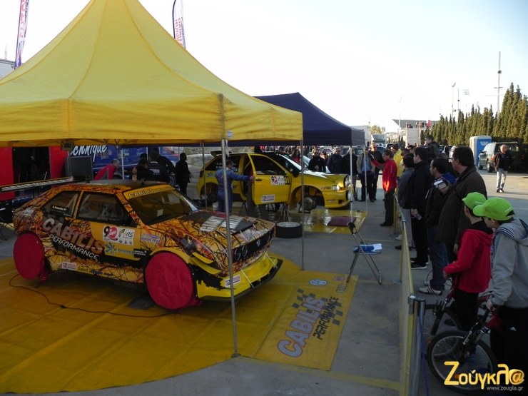 Πάντα το περίπτερο του Καμπύλη συγκεντρώνει πολύ κόσμο...