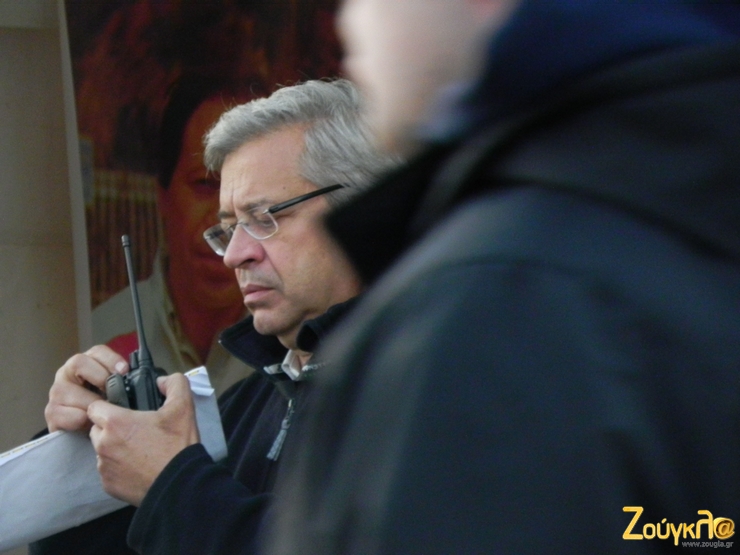 Κάτσε να πάρω τον πρόεδρο φαίνεται να λέει ο Νίκος Παπασταθόπουλος...