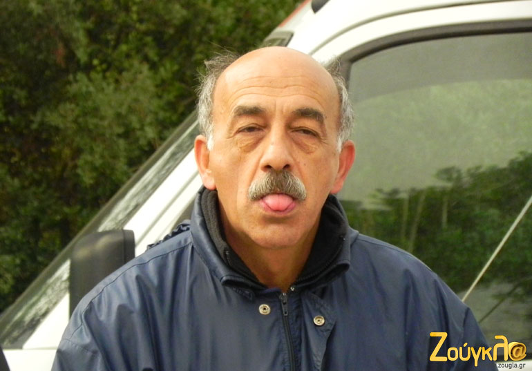 Ο Δημήτρης Μιχελακάκης είναι πρόεδρος της Ομοσπονδίας Μηχανοκίνητου Αθλητισμού. Έχει εκλεγεί και κατέχει αυτό το αξίωμα από ένα Σωματείο που πρόσφατα η Γενική Γραμματεία Αθλητισμού προχώρησε στην ανάκλησή του... Ο ίδιος με τις κινήσεις που κάνει δείχνει να βγάζει τη... γλώσσα σε όλους όσους αγαπούν το άθλημα και θέλουν πλήρη διαφάνεια...