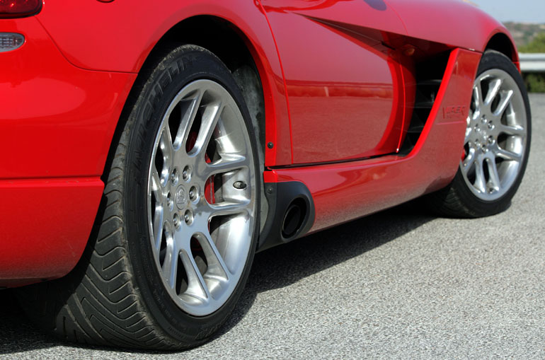 Οι εξατμίσεις βρίσκονται στο πλάι και παράγουν έναν απίστευτο ήχο!!!