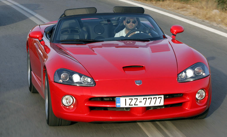 Η αίσθηση και μόνο ότι κάτω από το καπό βρίσκεται ένας τόσο μεγάλος κινητήρας σε κάνει να νοιώθεις άλλος... οδηγός!