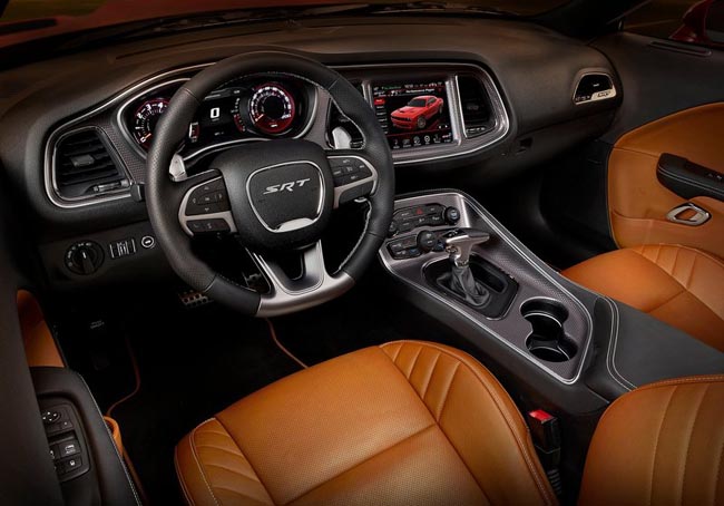 Άποψη από το εσωτερικό του Dodge Challenger SRT Hellcat...