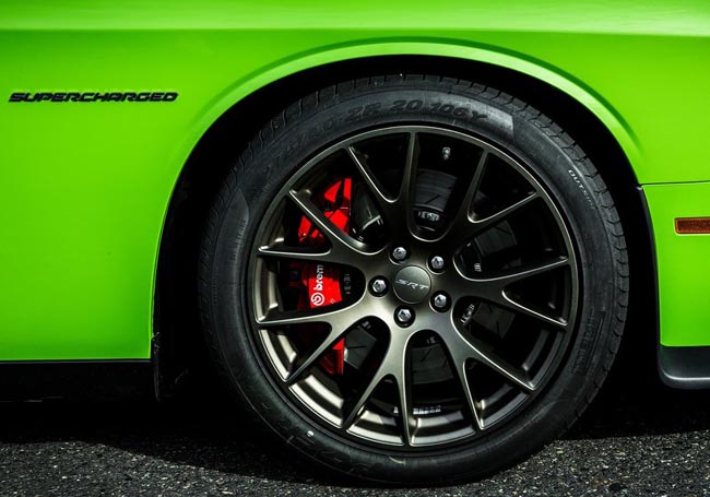 Ζάντρες 20 ιντσών και... τεράστιες δαγκάνες της brembo με αγωνιστικές αντοχές