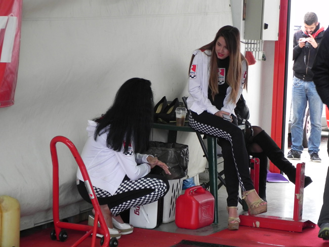 Κούνια... μπέλα!!! Μην μπερδεύσεστε. Υπάρχει και τρίτο κορίτσι πιο πίσω!!!