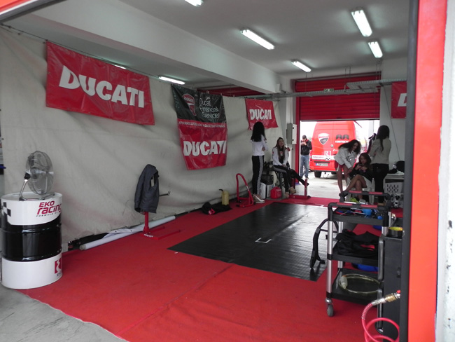 Οι μοτοσικλέτες βρίσκονται στην πίστα και τα κορίτσια της Ducati περιμένουν...